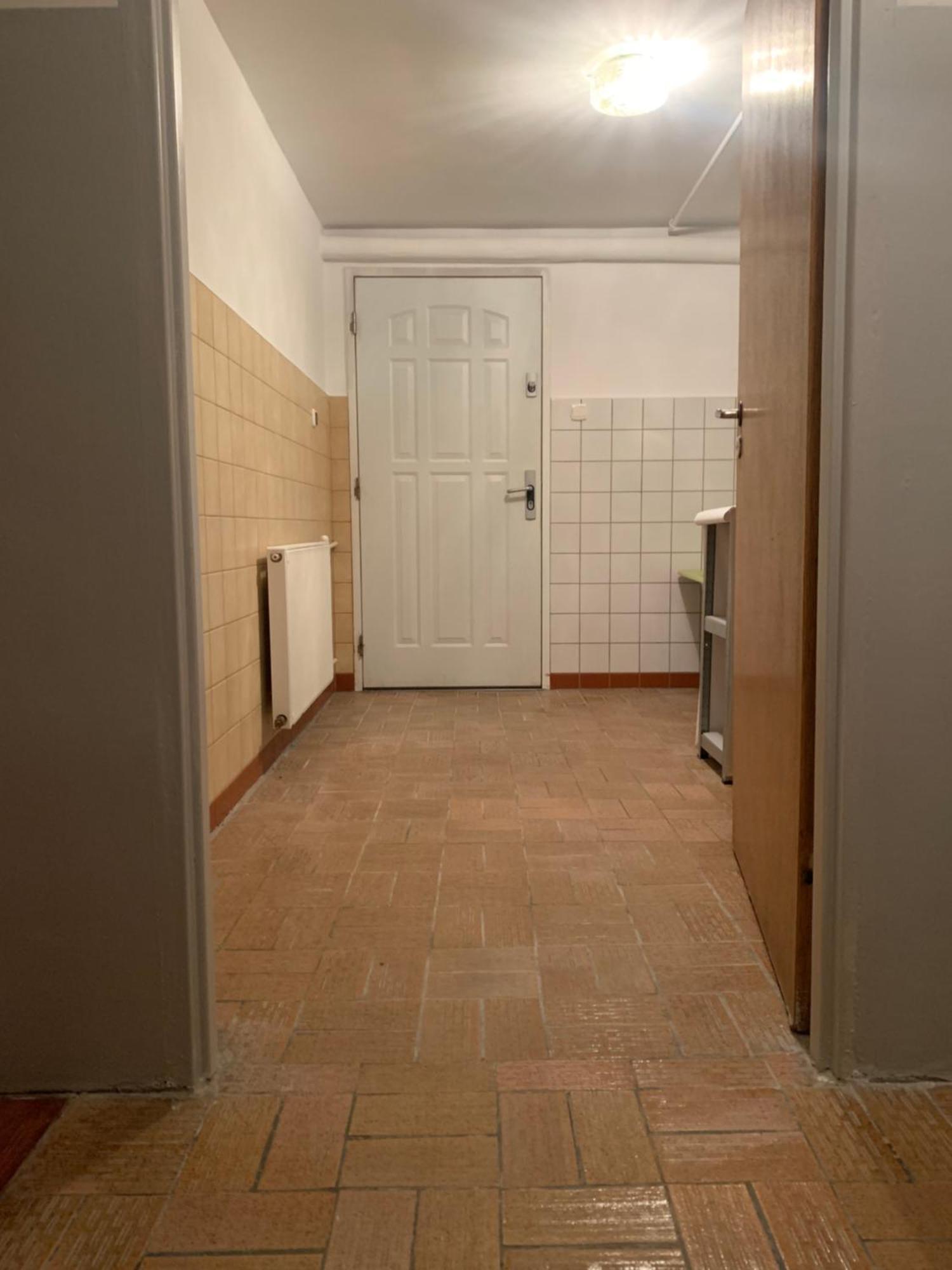 Kwatera Przed Remontem Bez Zlewu W Czesci Kuchennej Lazienka Przed Remontem Gdynia Exterior foto